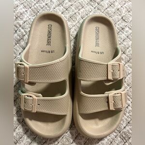 New Cushionaire Tan color, Size 9 US/ EU 39